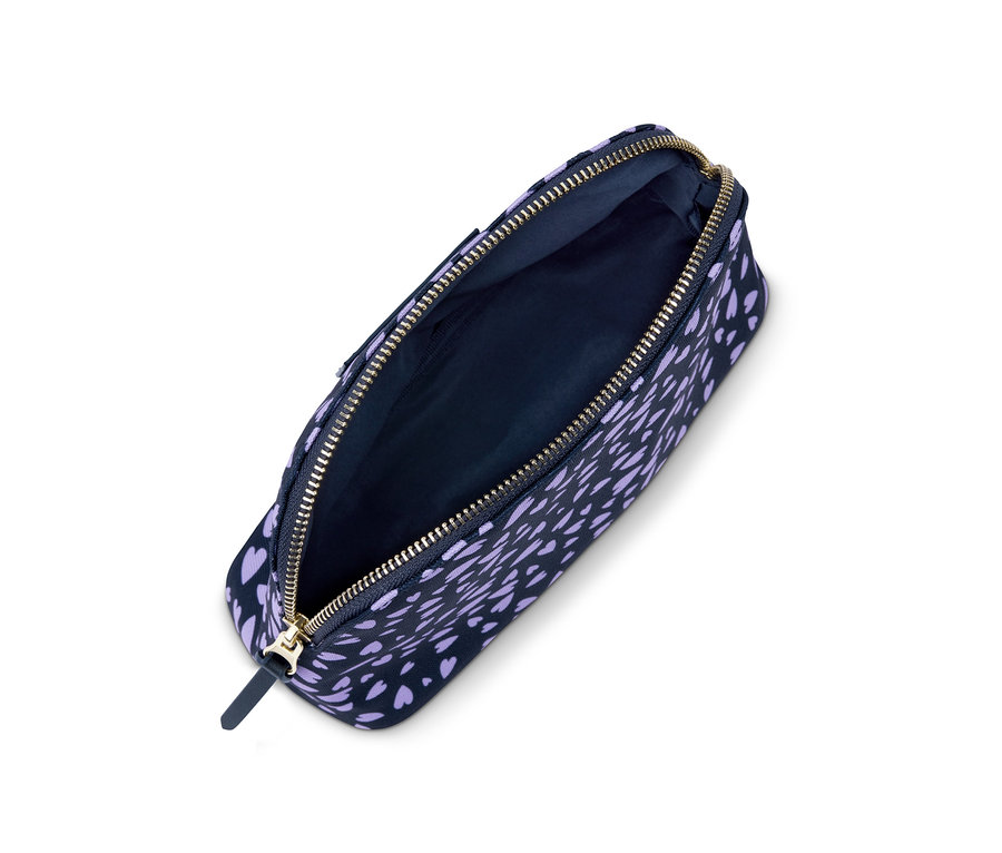 Offene Kosmetiktasche mit blauem Hintergrund und lila Herzen.