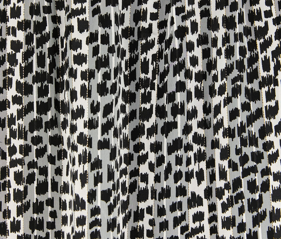 Detailansicht eines Kleides mit schwarzem Print.