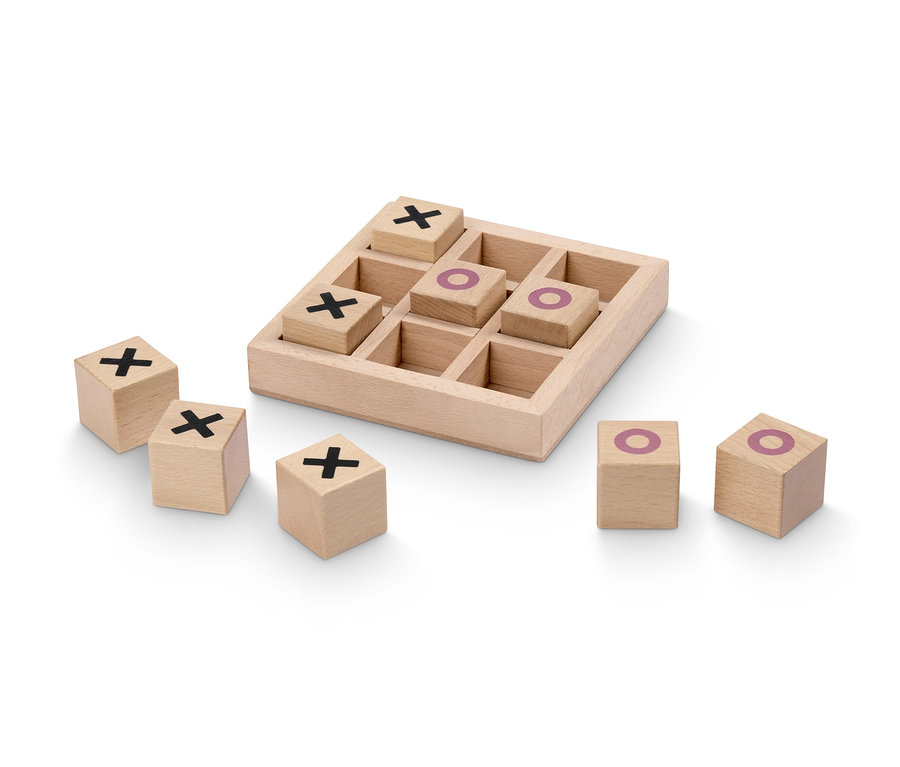 Tic Tac Toe Spiel mit Holzwürfeln mit X und O in einem Holzrahmen.