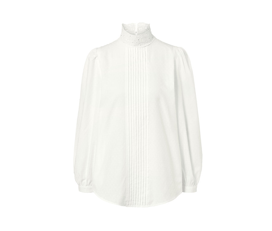 Weiße Bluse mit Lochstickerei.