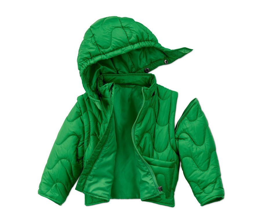 Eine grüne Steppjacke aus recyceltem Material mit Kapuze und abnehmbaren Ärmeln liegt offen auf einem weißen Hintergrund.