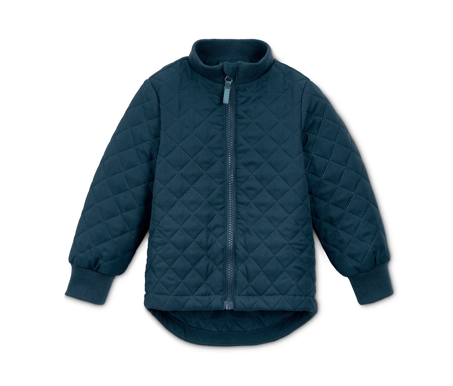 Eine marineblaue Steppjacke aus einem Thermo-Set aus recyceltem Material auf weißem Hintergrund.