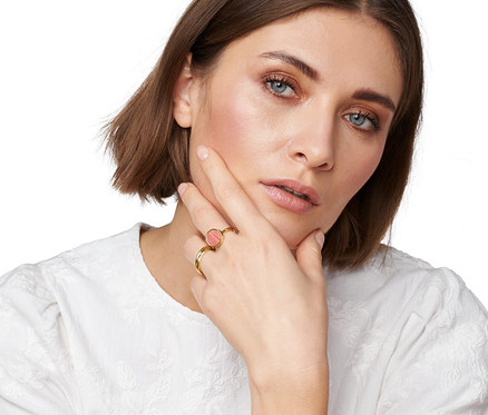 Frau mit 3er-Ring-Set, vergoldet.