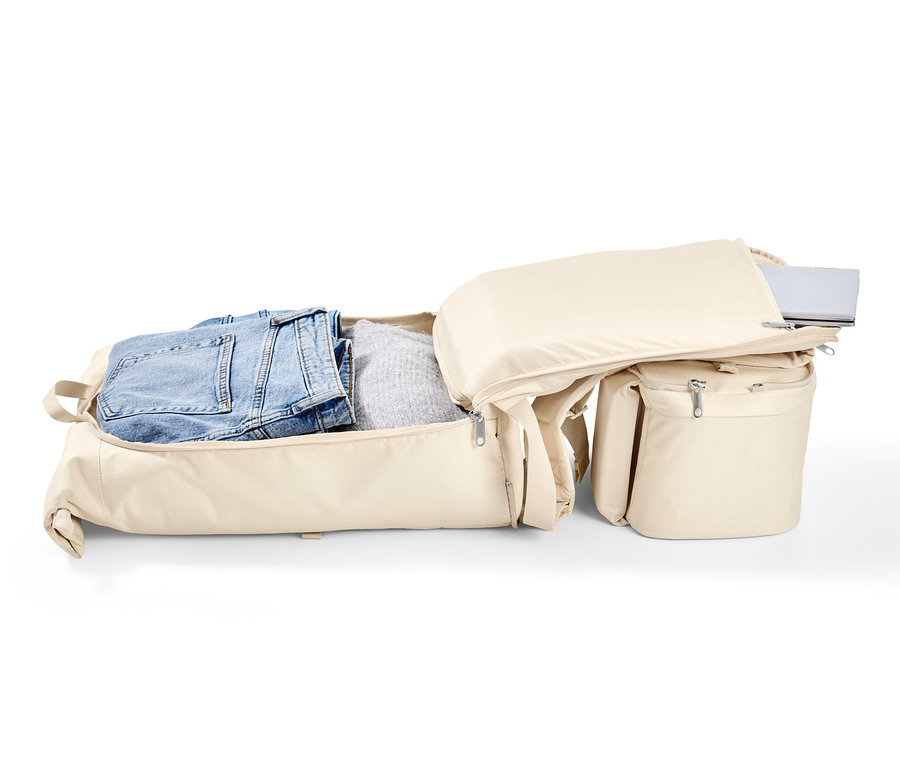 Offener 3-in-1-Reiserucksack in Beige mit Kleidung.