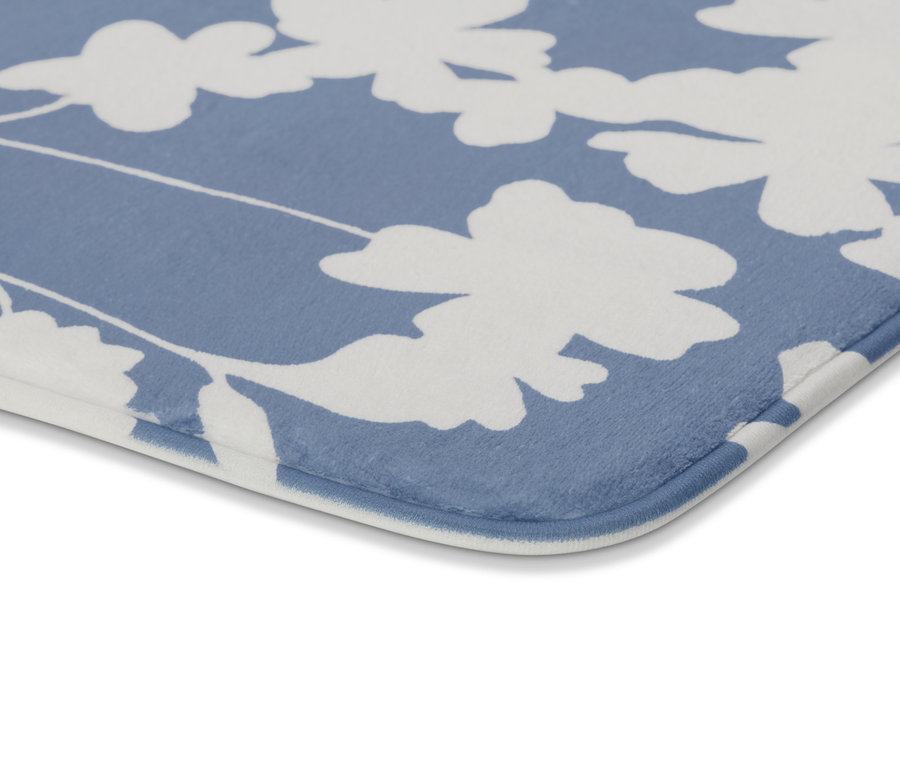 Detail einer blauen Komfort-Badematte mit weissem Blumenmuster.