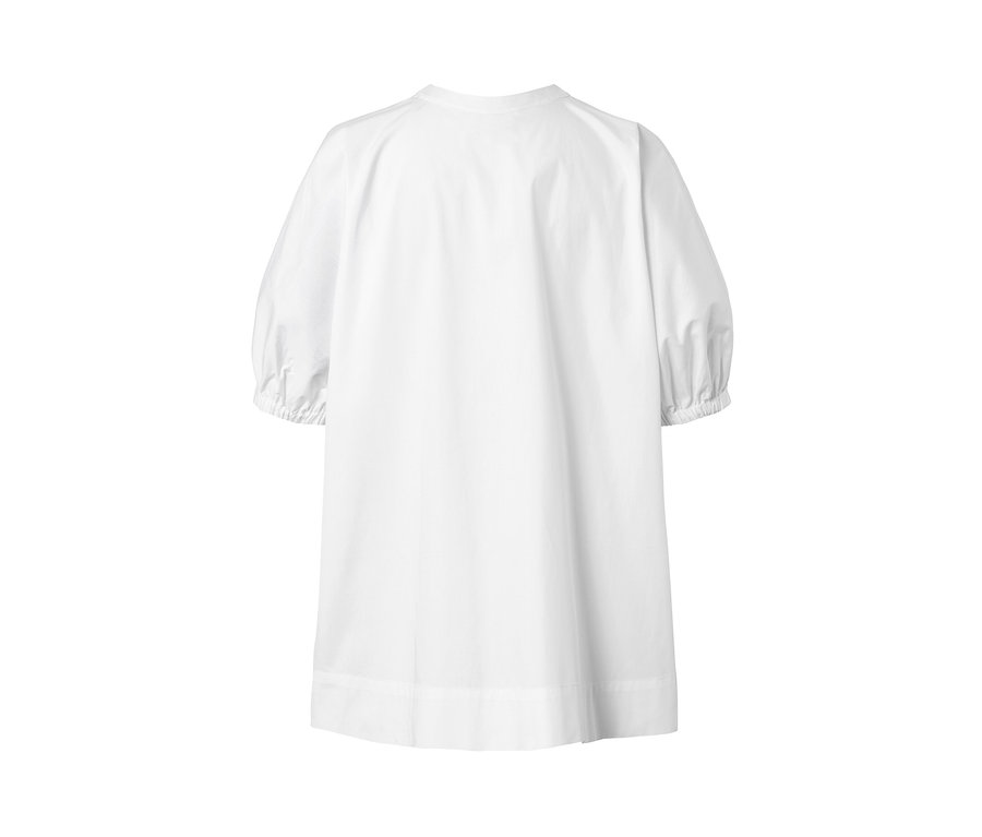 Rückansicht einer weißen Popeline-Bluse.