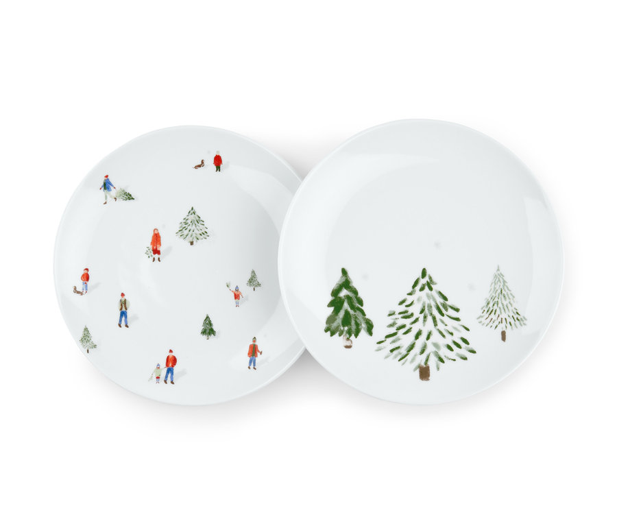 Zwei Teller mit Winterlandschaft und Personen darauf.