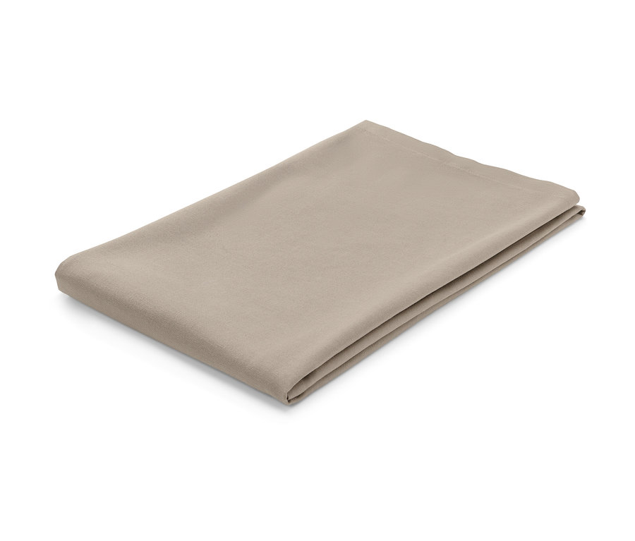 Eine gefaltete, beige Tischdecke aus Leinenmischung auf einem weißen Hintergrund.