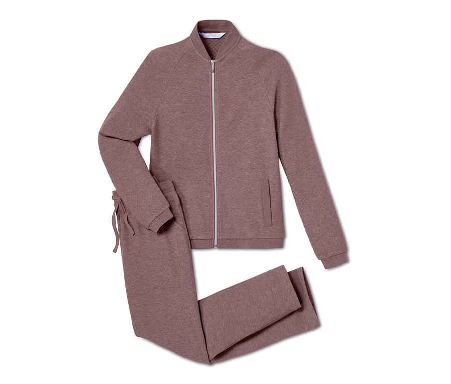 Ein Loungewear-Anzug in Malve, bestehend aus einer Jacke mit Reißverschluss und einer Hose mit Kordelzug.