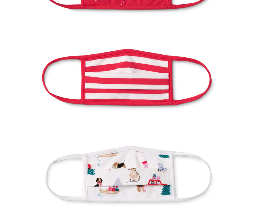Drei Kids-Community-Masken-Sets: eine rote mit Weihnachtsmotiven, eine rot-weiß gestreifte und eine weiße mit Hunde- und Weihnachtsmotiven.