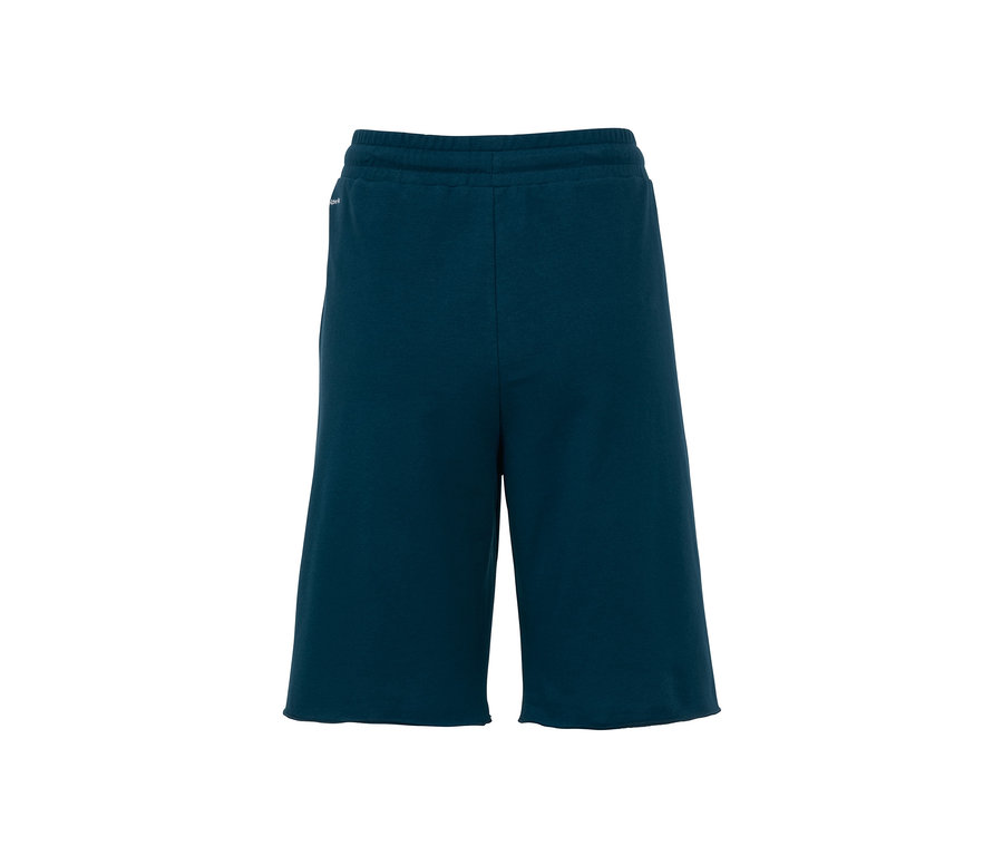 Blaue Long-Sweatshorts.