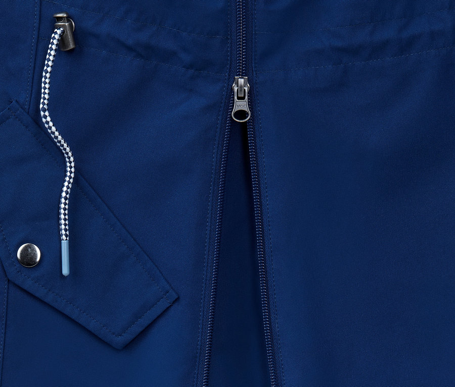 Detailansicht einer Umstands-Regenjacke mit Tasche und Reißverschluss.