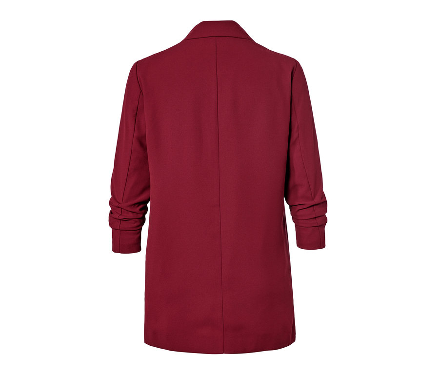 Ein weinroter Blazer mit gerafften Ärmeln.