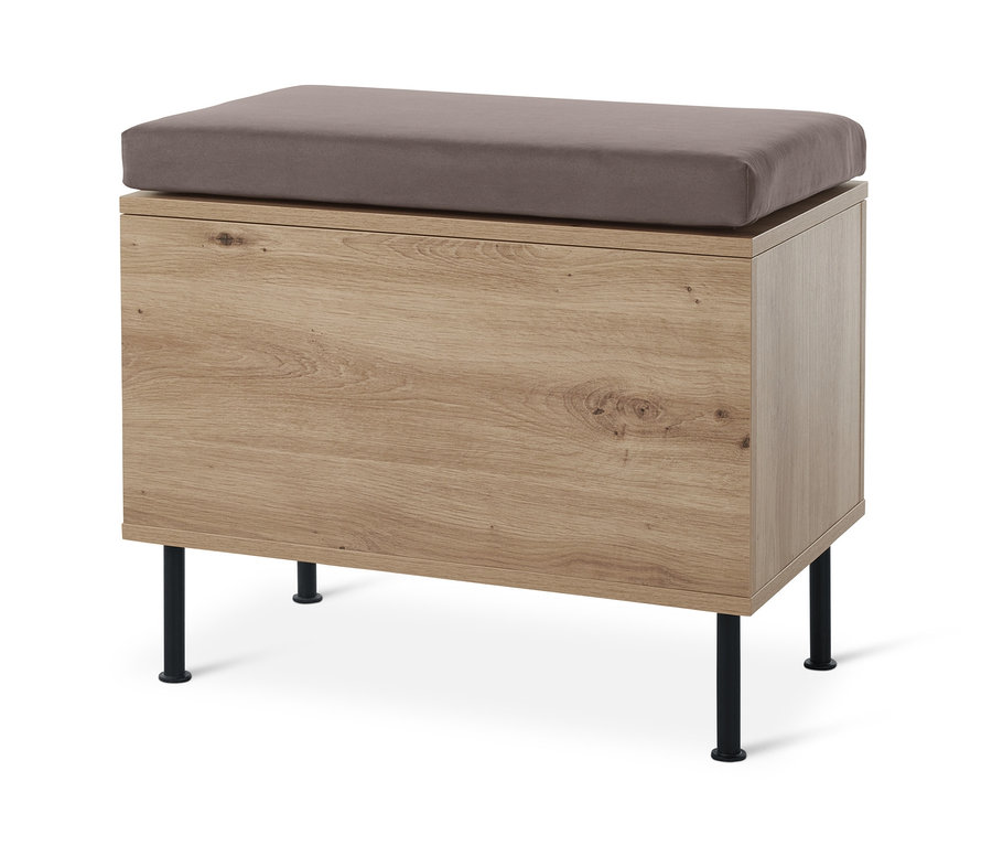 Die Sitzbank mit Stauraumfach hat eine braune Sitzfläche und steht auf schwarzen Füßen.
