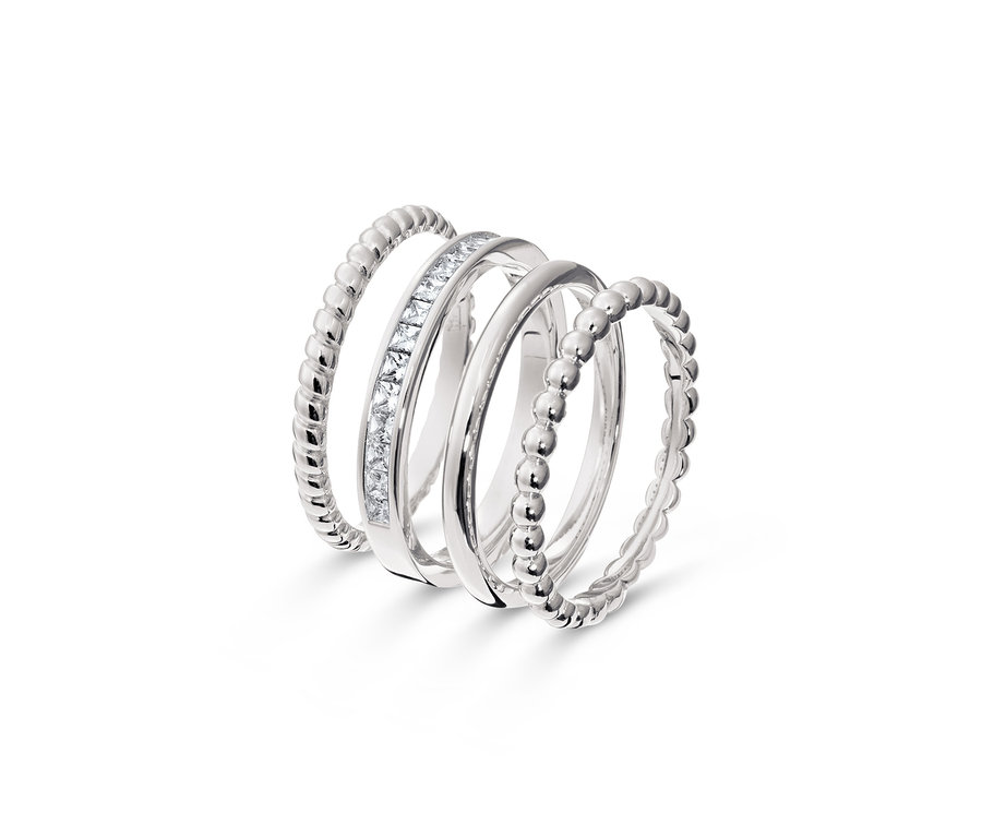 Nahaufnahme eines 4er-Sets Ringe aus 925er Silber mit Zirkonia.