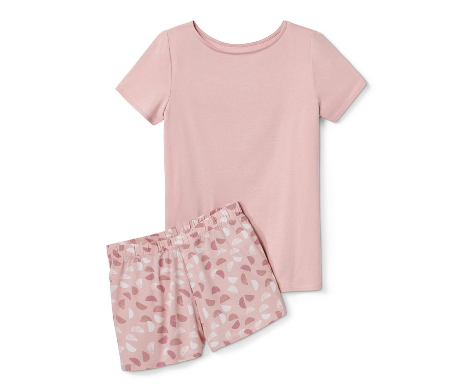 Ein Shorty-Pyjama bestehend aus einem rosa T-Shirt und gemusterten Shorts.