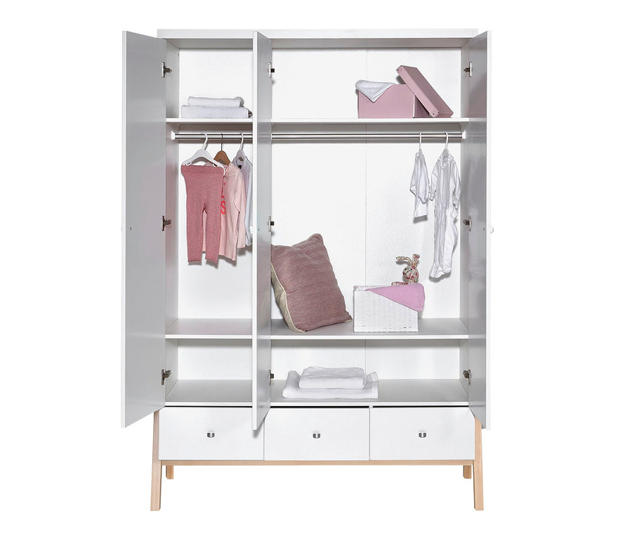 Offener Schardt Schrank »Holly Nature« mit Kleidung, Spielzeug und Aufbewahrungsboxen.
