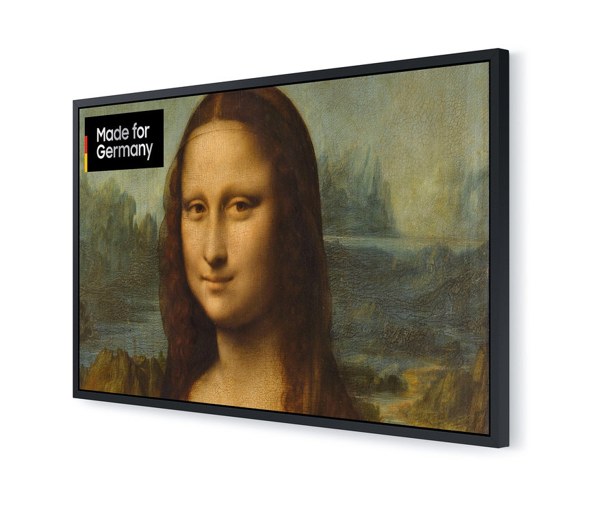 Ein gerahmter, schwarzer Fernseher zeigt das Gemälde der Mona Lisa. Auf dem Fernseher befindet sich ein Aufkleber mit der Aufschrift „Made for Germany“.
