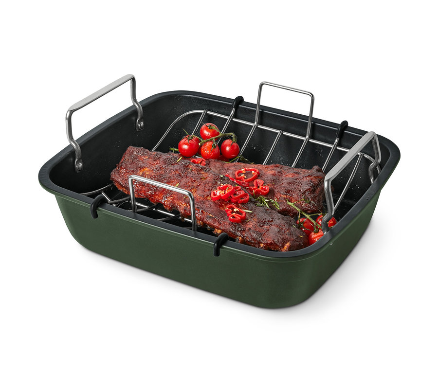 Rippchen mit Tomaten und Paprika im XL-Edelstahl-Bräter mit Rost.