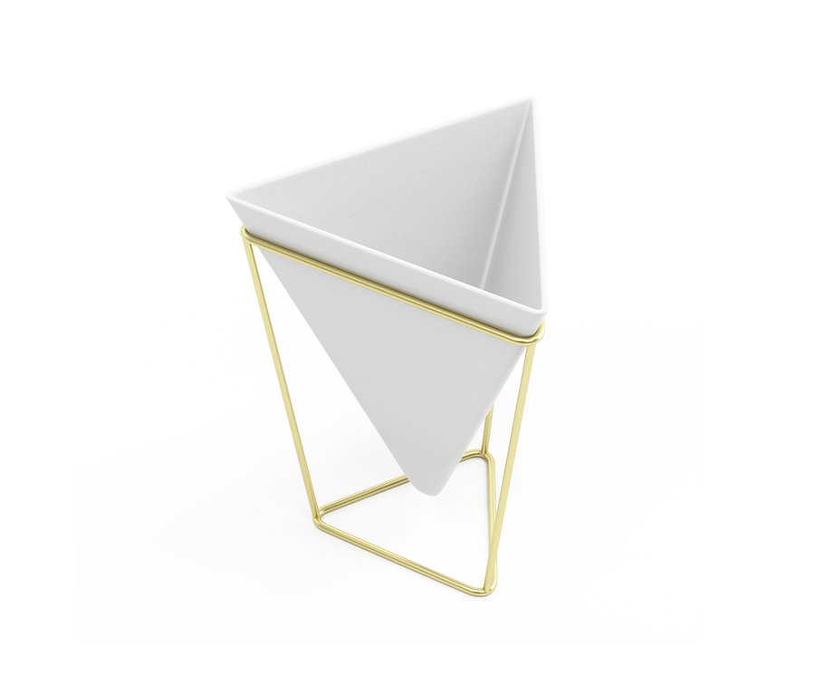 Weiße dreieckige Tischvase aus einem 2er-Set mit goldenem Metallgestell.