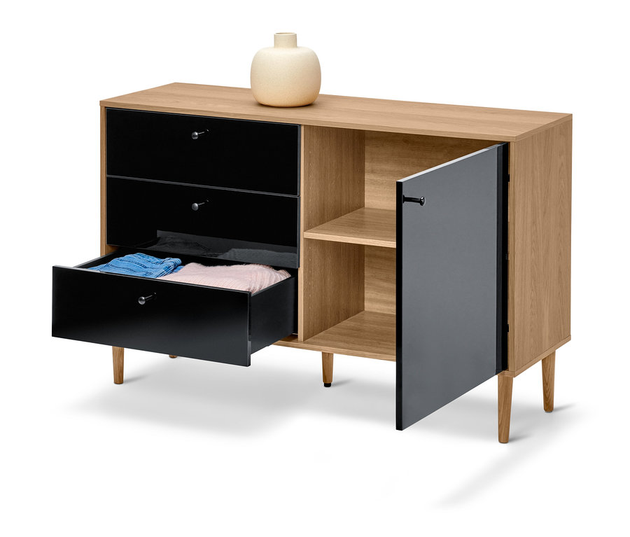 Anthrazitfarbene Kommode »Bekeson« mit drei Schubladen, offenem Schrankfach und Vase oben.