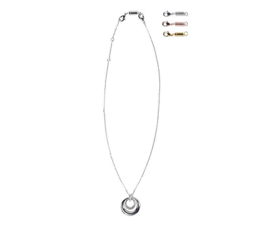 Silberne Halskette mit Doppelring-Anhänger und ein Set aus 4 Magnetverschlüssen.