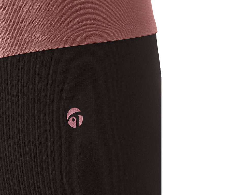 Detail einer Sporttight mit braunem Bund und kleinem Logo.