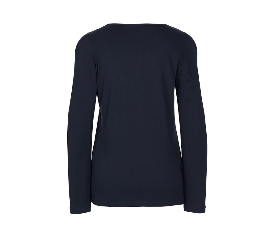 Dunkelblaues Langarmshirt.