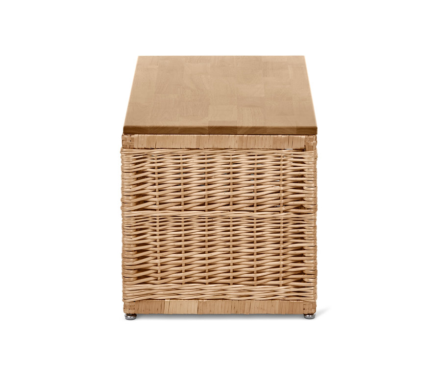 Eine Truhe aus Geflecht mit einem Holzdeckel.