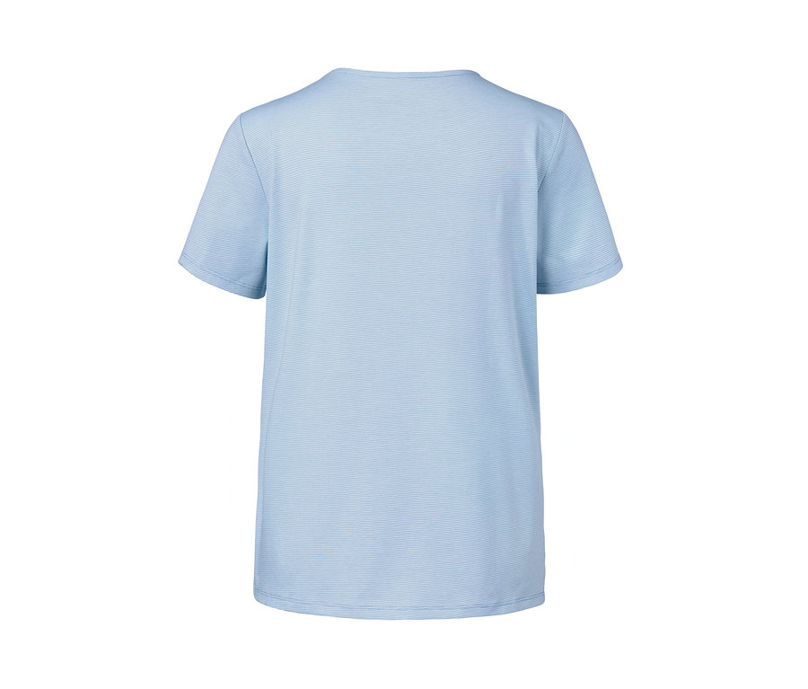 Blauer Pyjama mit kurzen Ärmeln.
