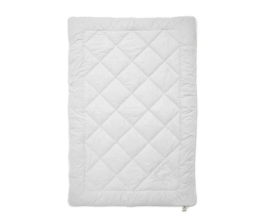 Eine weiße irisette® greenline Duo-Kamelhaarbett mit Rautensteppung.