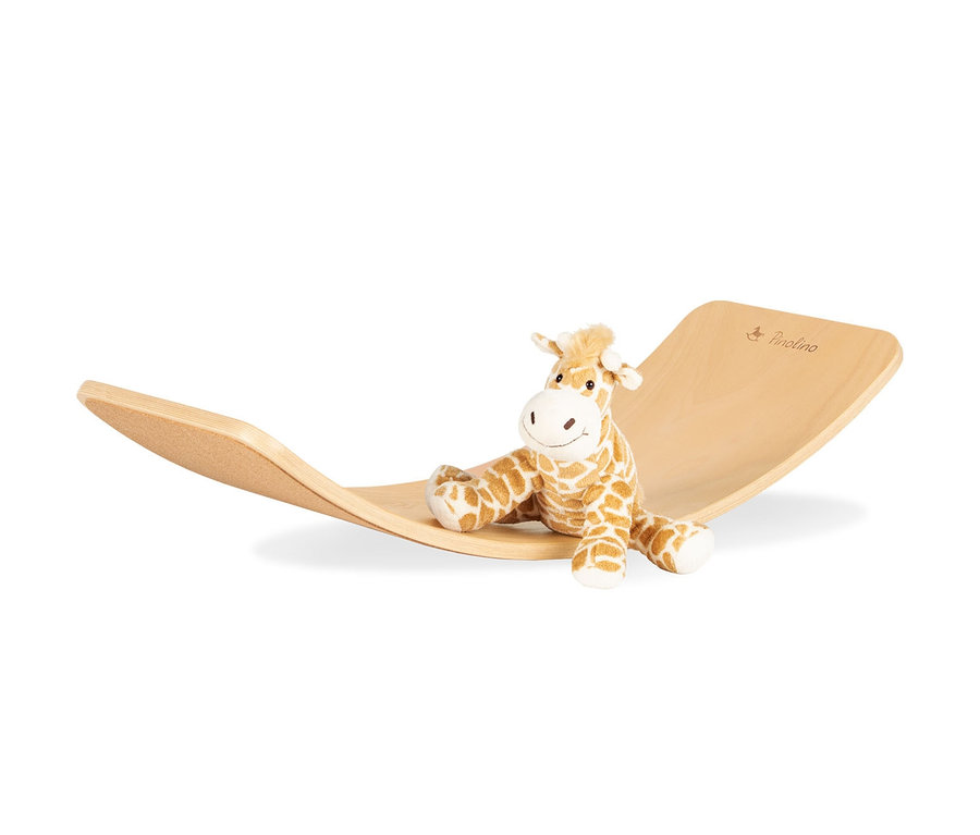 Eine Stofftier-Giraffe sitzt auf einem Pinolino Balance-Board.