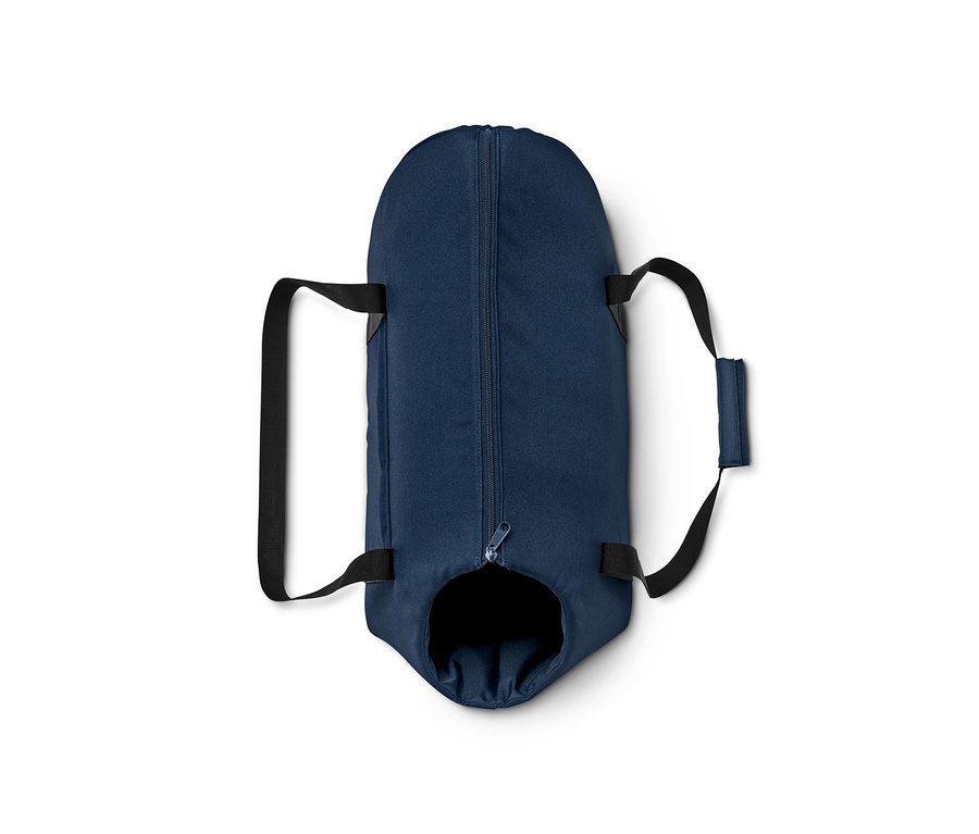 Eine marineblaue Tier-Tragetasche mit Reißverschluss in der Mitte und einer Öffnung unten.