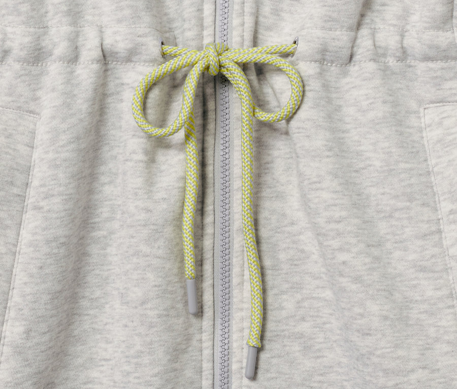 Detailansicht eines grauen Sweatmantels mit Kordelzug.