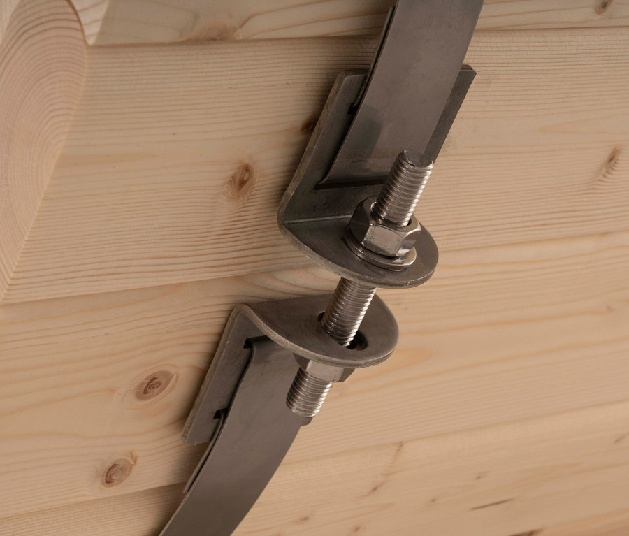 Detail der Befestigung der Home-Deluxe-Outdoor-Fasssauna »LAHTI L« mit Metallhalterungen und Schrauben an einer Holzkonstruktion.