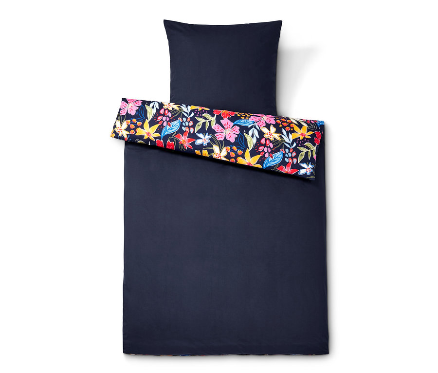 Marineblaue Perkal-Bettwäsche mit floralem Rand und Kissen.