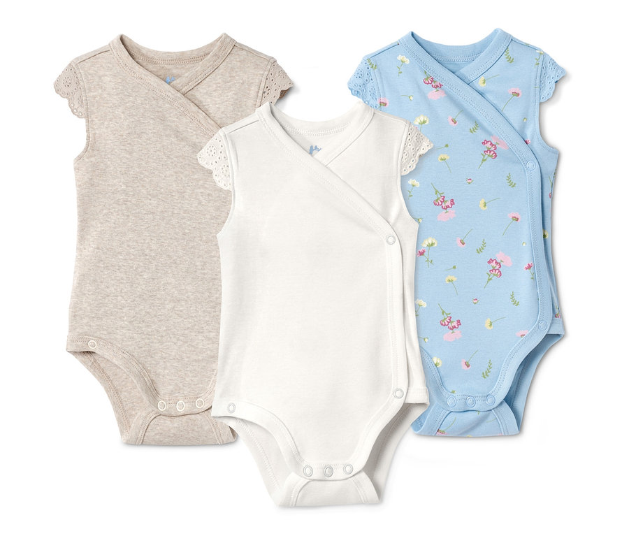 Drei kurzärmelige Bodys aus Bio-Baumwolle in Beige, Weiß und Blau mit Blumenmuster.
