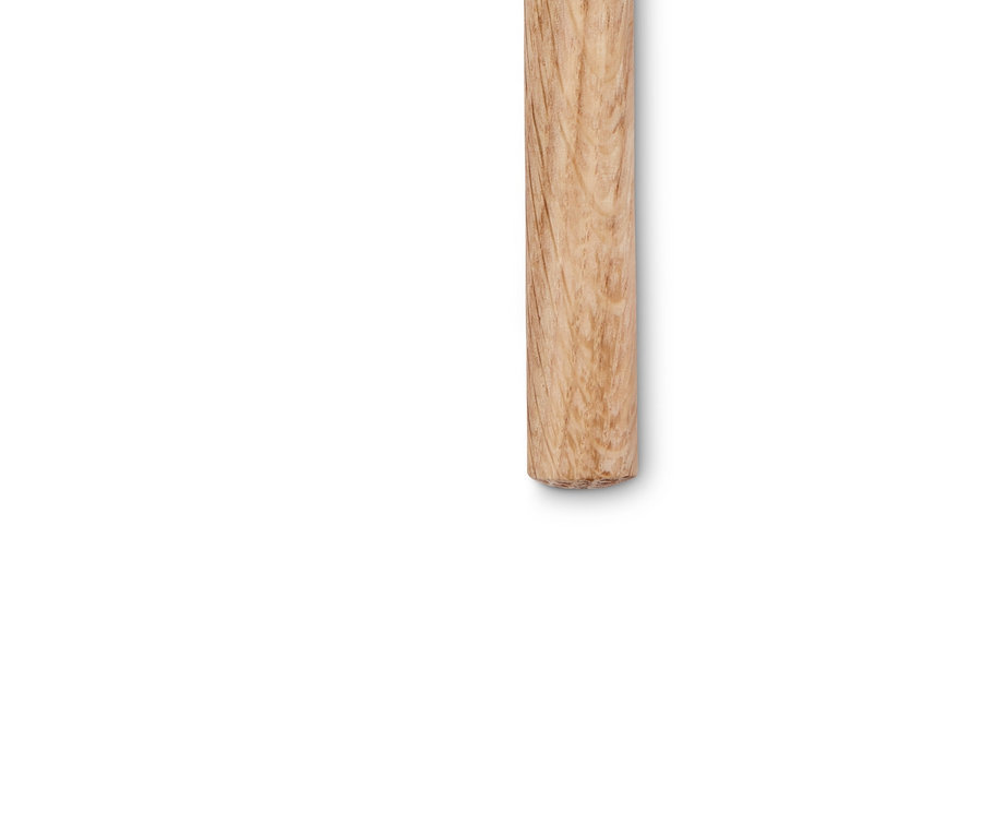 Ein Holzgriff und ein bordeauxroter Silikonspatel liegen nebeneinander auf einem weißen Hintergrund.