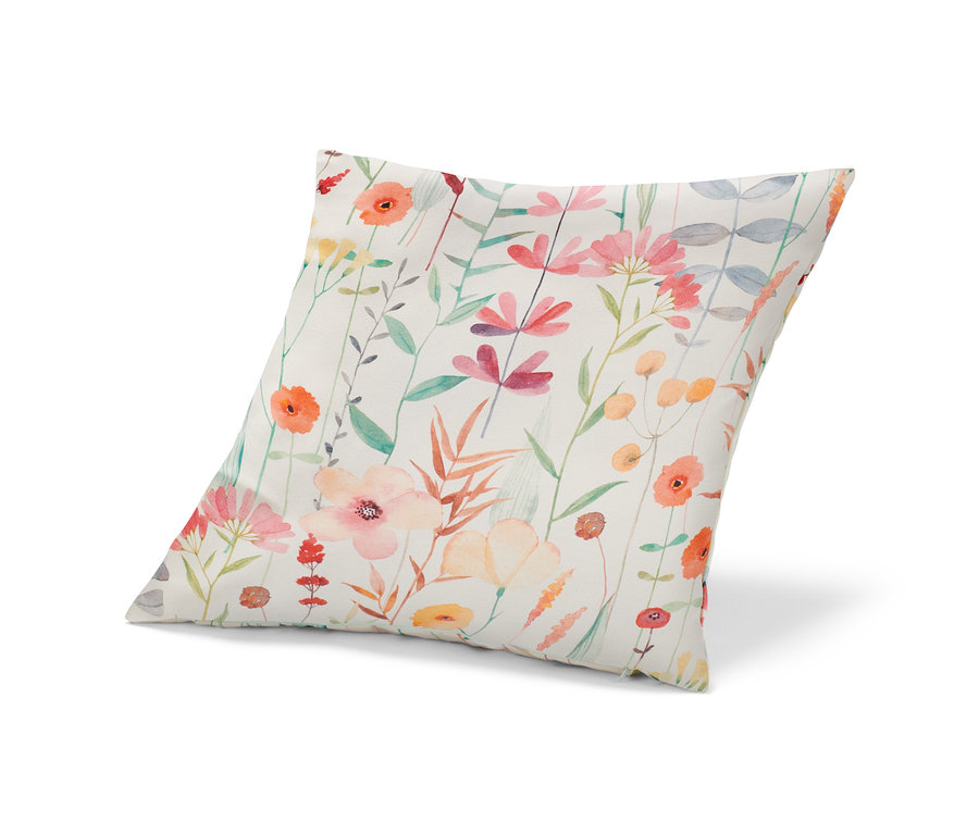 Gefülltes Dekokissen mit Blumenmuster.