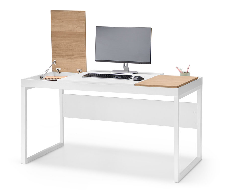 Weißer Schreibtisch mit Monitor, Tastatur und offenem Holzfach.