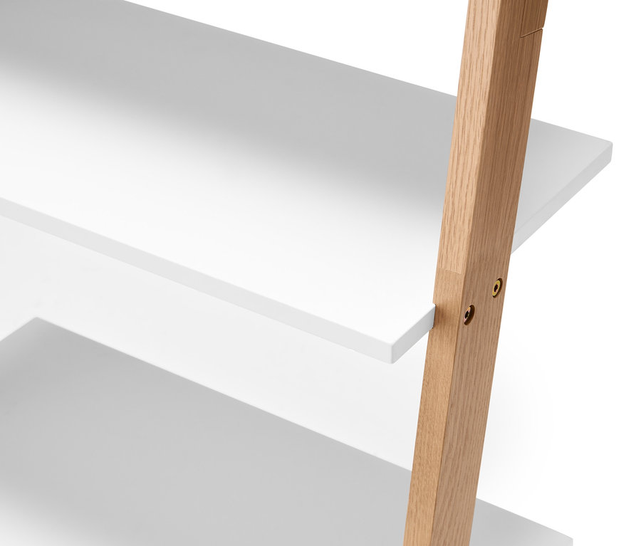 Detailaufnahme eines Leiterregals mit weißen Regalböden und Holzrahmen.