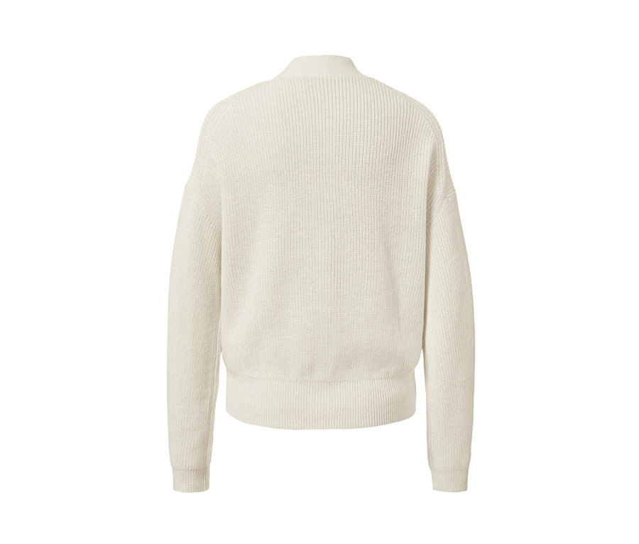 Detailansicht der Rückseite eines cremefarbenen Grobstrick-Cardigans mit Wolle.