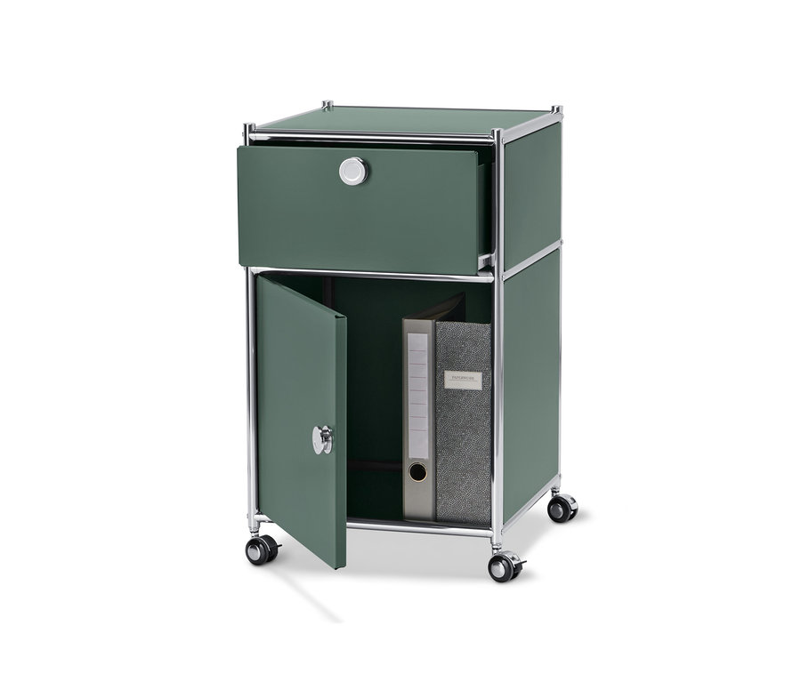 Ein olivgrüner Rollcontainer »CN3« mit Schublade oben und offener Tür unten, darin ein grauer Ordner.