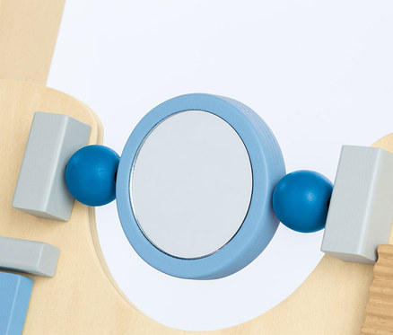 Detailaufnahme des blauen Spiegels und der Holzelemente am Pinolino Activity-Lauflernwagen »Titus«.