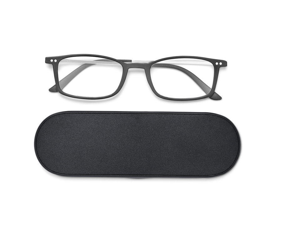 Eine schwarze, ultraflache Lesebrille liegt auf einem Brillenetui auf weißem Hintergrund.
