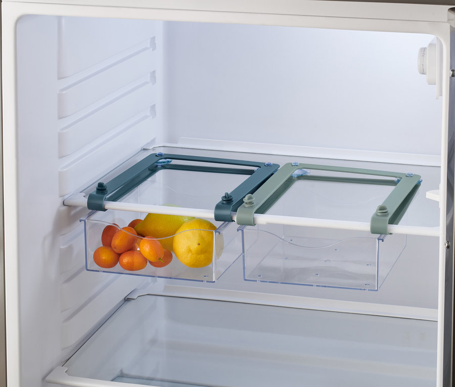 Zwei ausziehbare Kühlschrankkörbe, einer davon mit Zitrusfrüchten.