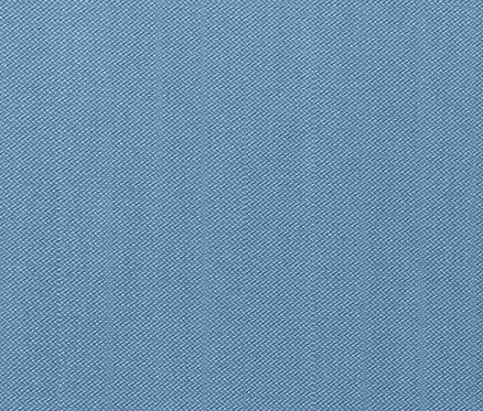 Blauer Stoff von Liegestuhl mit Sonnendach und Hocker.