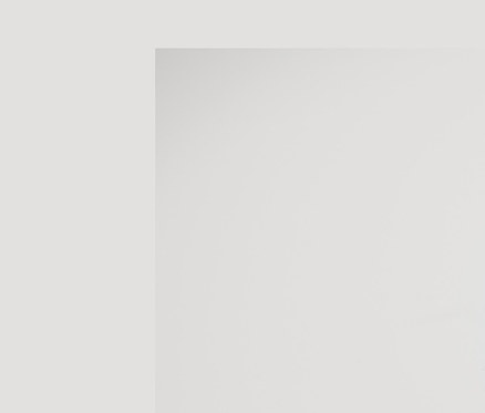 Frau posiert in geripptem Shirt, flieder, und weißem Rock.