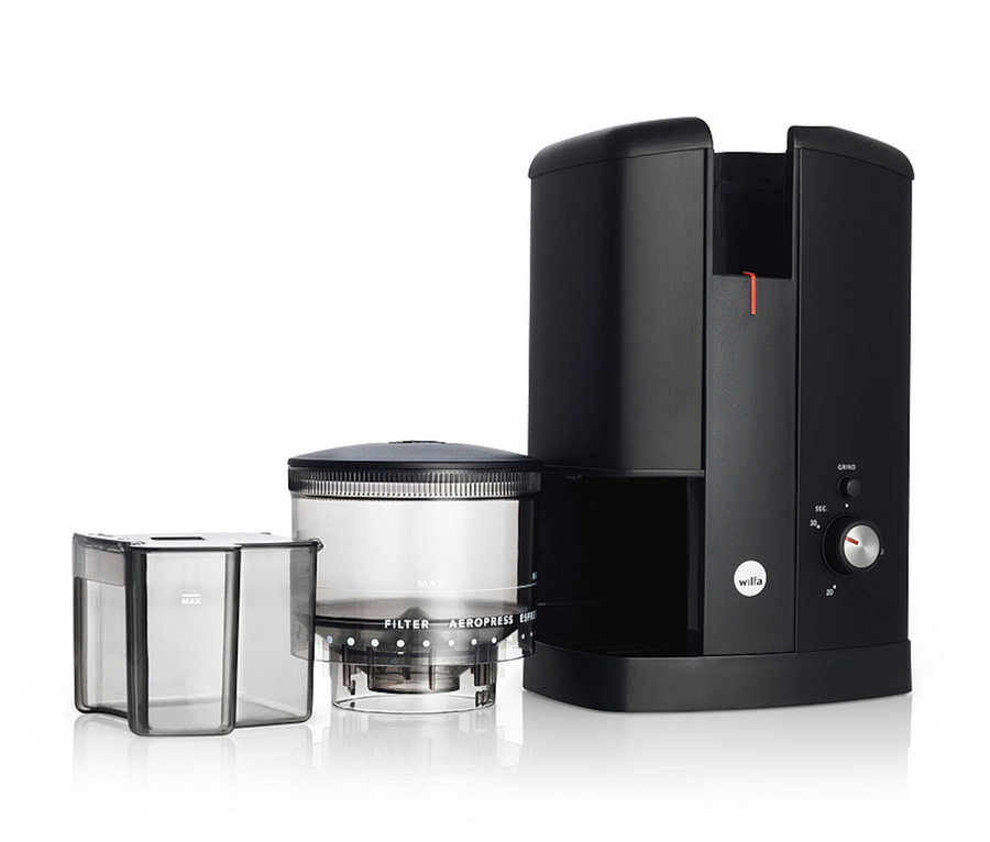 Eine Wilfa Kaffeemühle »Svart Aroma« in Schwarz vor einem weißen Hintergrund.