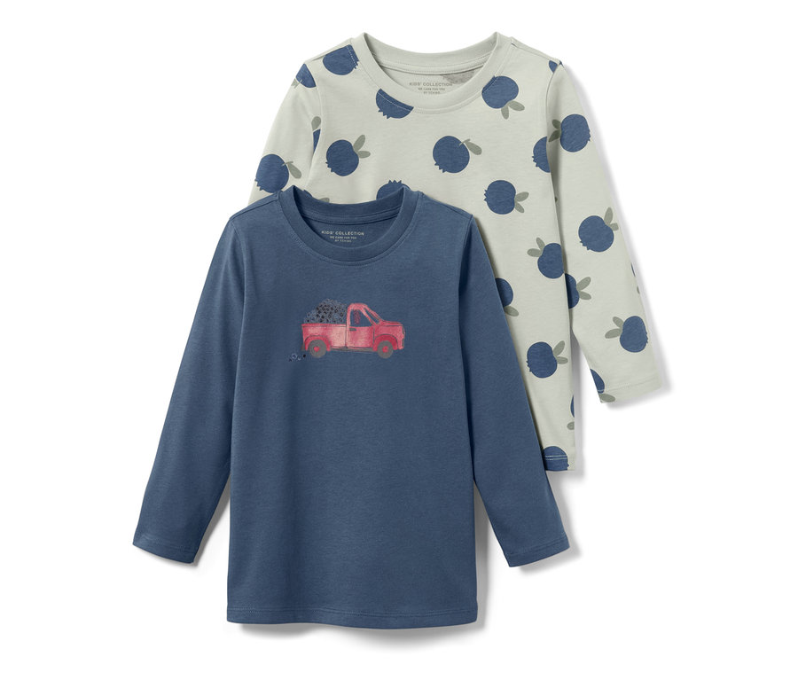 Zwei Kleinkind-Langarmshirts liegen übereinander. Ein Shirt ist blau mit einem roten LKW-Aufdruck, das andere hellgrau mit einem Blaubeerenmuster.